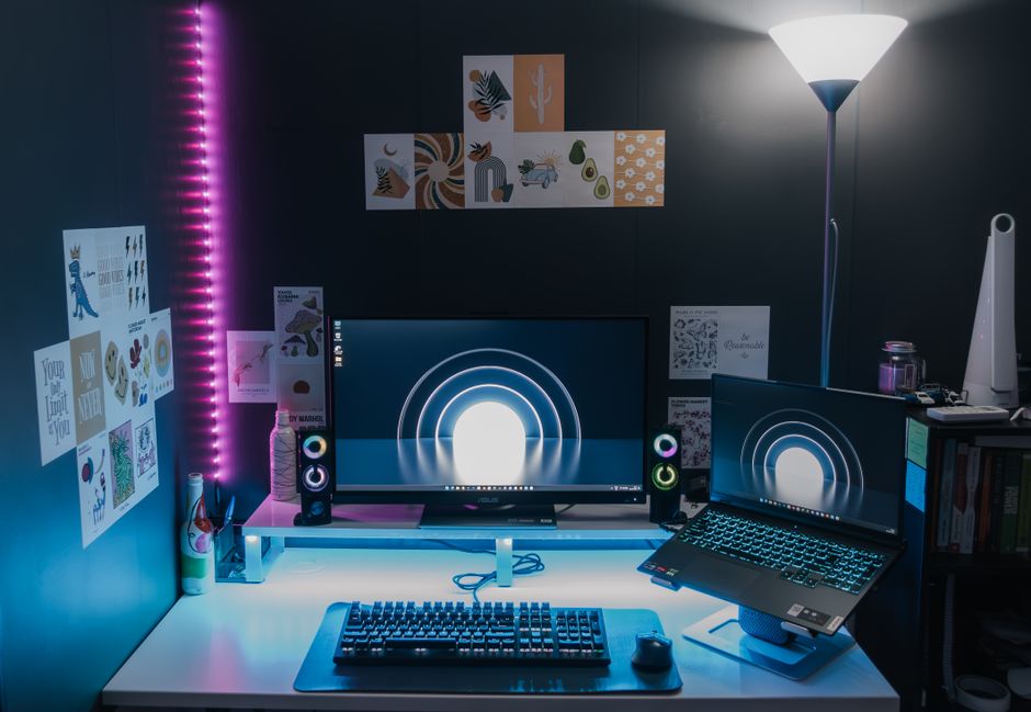 Gaming postava s dva monitora i LED rasvjetom