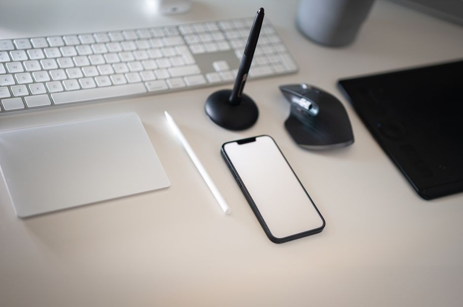 Moderan i minimalistički radni prostor s tipkovnicom i pametnim telefonom