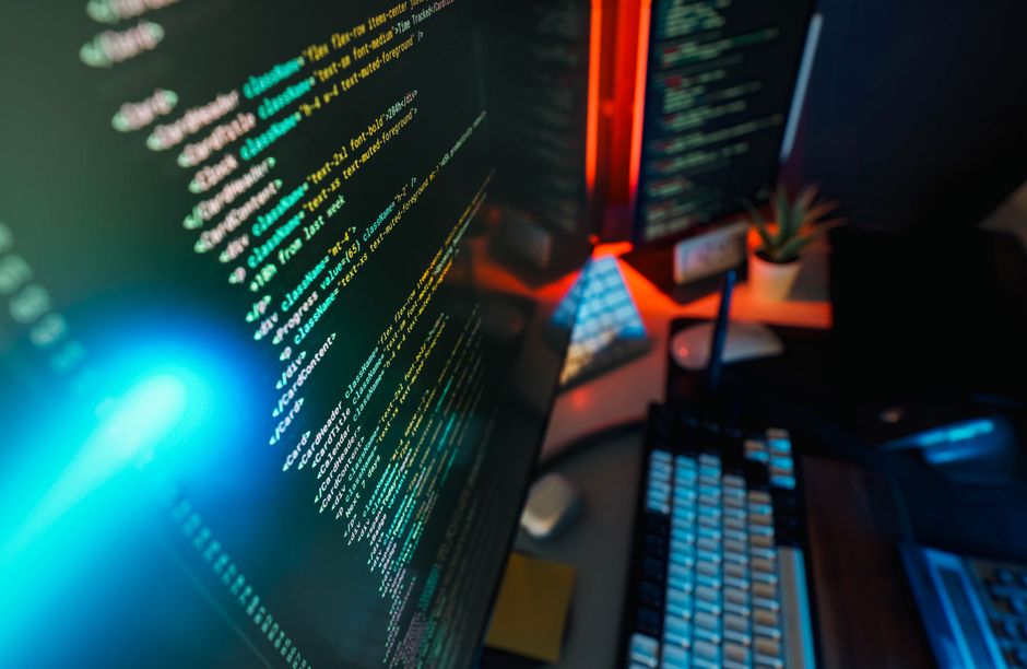 Futuristički radni prostor s prikazom programskog koda na ekranu