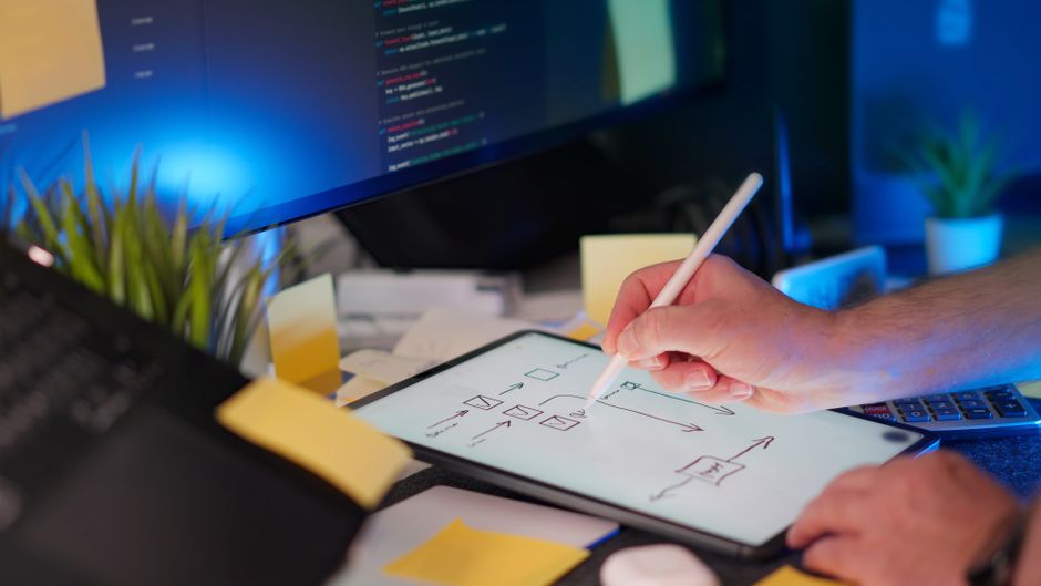 Digitalno skiciranje na tabletu i kod na monitoru u tehnološkom okruženju