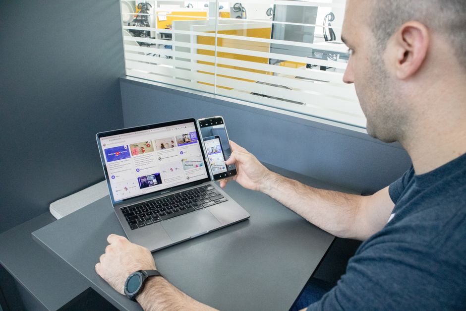 Korisnik koristi mobilnu aplikaciju na pametnom telefonu