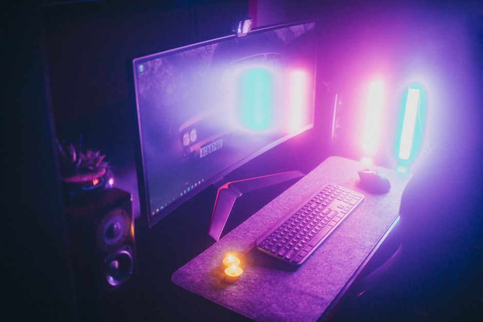 Napredan gaming stol s neonskim rasvjetnim elementima